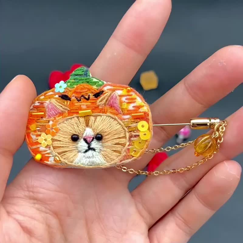 万圣节南瓜猫猫手工刺绣胸针/匙扣/ 挂饰/ 马尾叉/发叉(可定制化) - 胸针 - 绣线 橘色