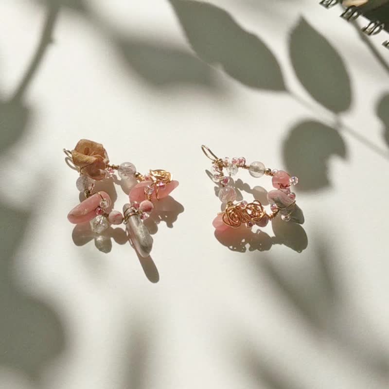 : 沙漠摇篮 : 玫瑰盐湖的结晶 草莓晶耳环 - 耳环/耳夹 - 水晶 粉红色