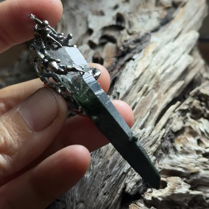 天然矿石/尼泊尔喜马拉雅山绿泥水晶/护符 - 灵山幽影 - 项链 - 水晶 绿色