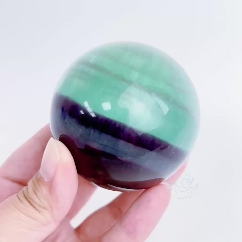 萤石球 6cm 丝质 黛色霜青 环状纹 带彩虹光 绿萤石 紫萤石 - 摆饰 - 水晶 多色