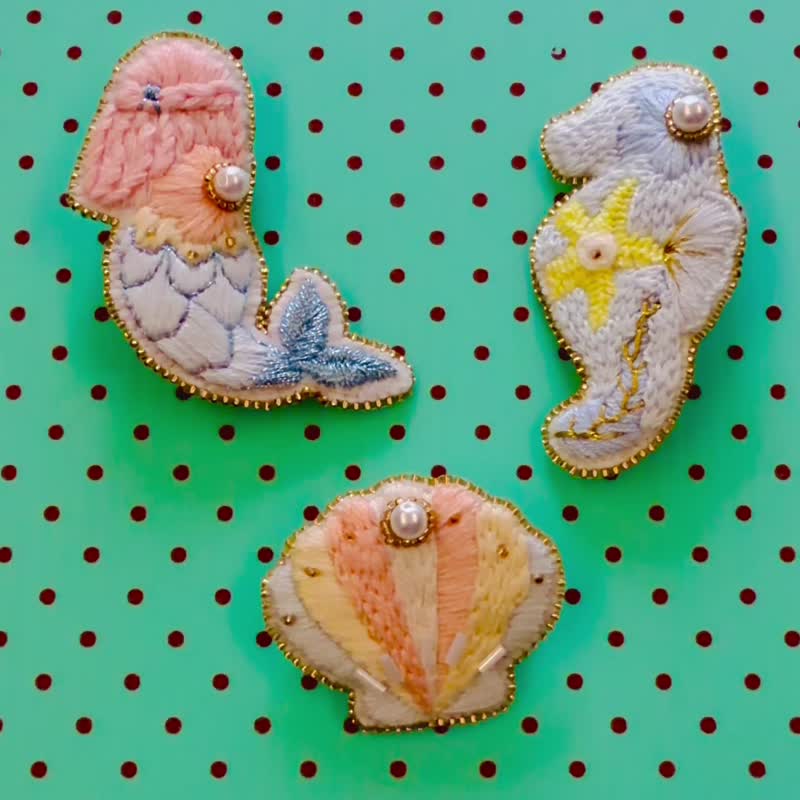 珠绣-童话系列小美人鱼胸针-爱丽儿、海马、珍珠贝壳 - 胸针 - 其他材质 
