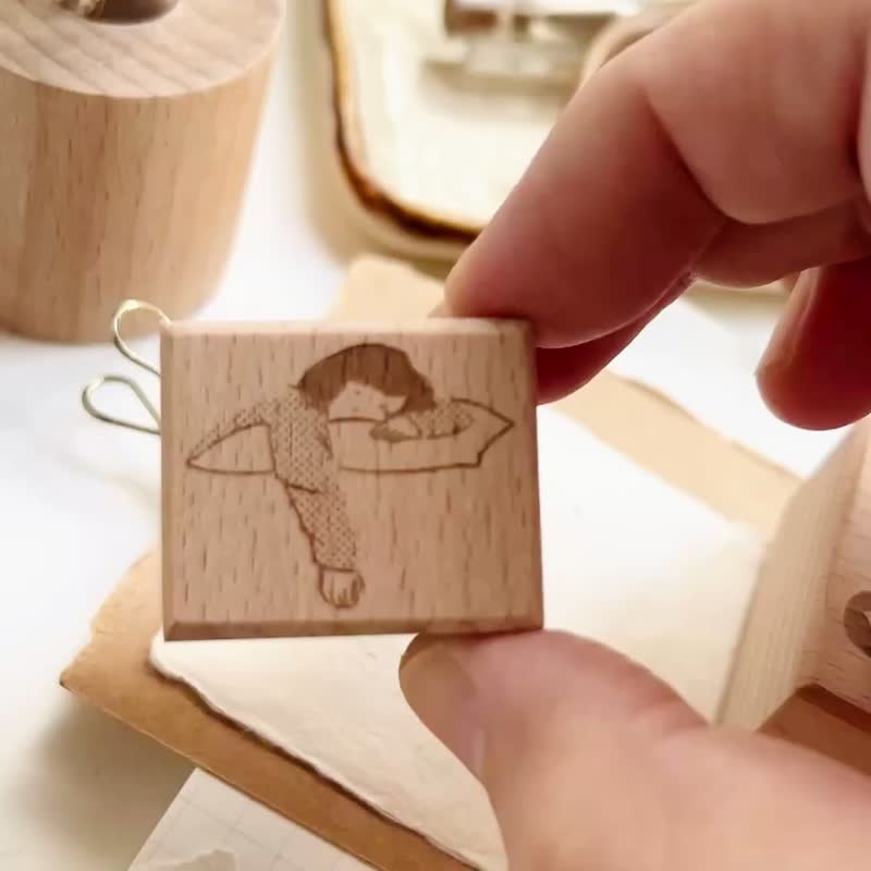 吴郁小姐在床上看书 | 印章 - 印章/印台 - 塑料 咖啡色