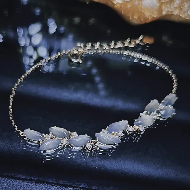 |18k金真钻|冰玻淡蓝刚随形8mm18k金豪镶多颗设计款手链 - 手链/手环 - 玉石 