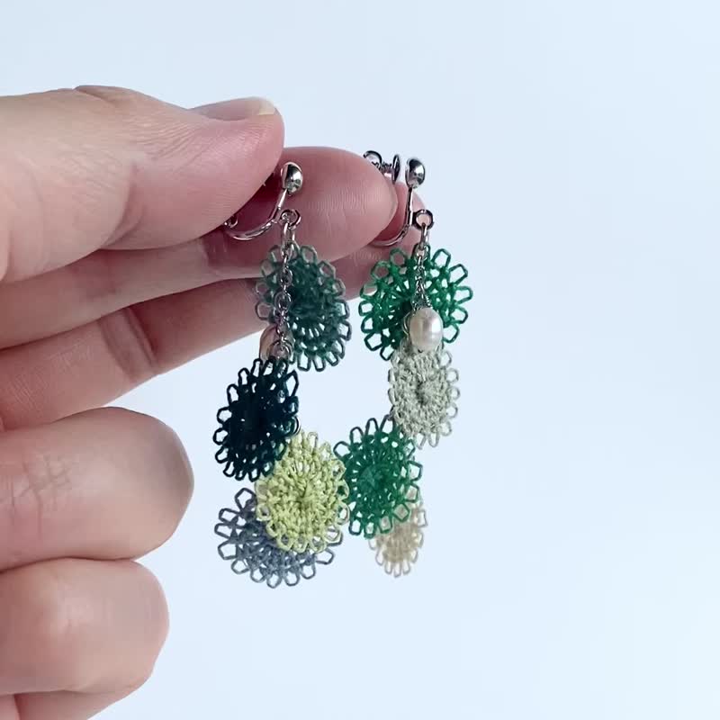 Forest Green Lace Freshwater Pearl Earrings 森林绿蕾丝与淡水珍珠垂坠耳环耳夹 糸のモチーフと淡水パールの耳饰り 緑 - 耳环/耳夹 - 绣线 绿色