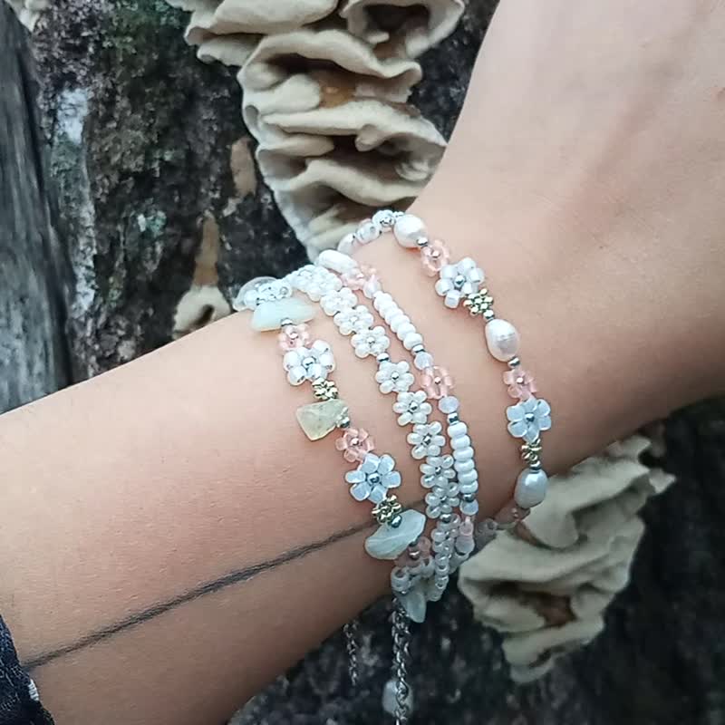 Flower bracelet pearl in light color with silver clasp daisy flower design - 手链/手环 - 珍珠 粉红色