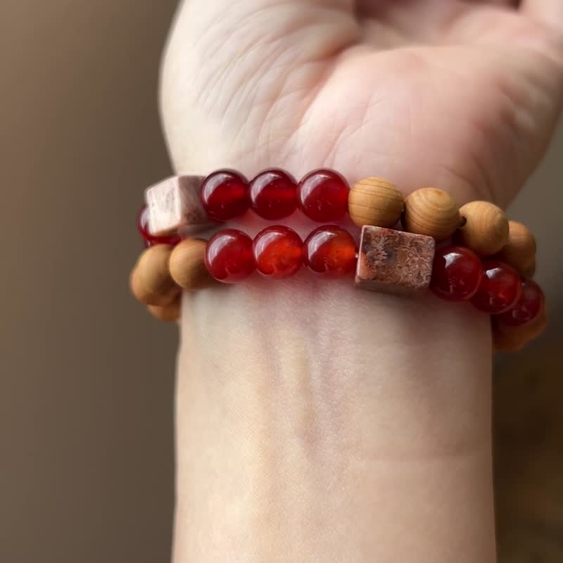 ||红梅|| 龙年禅意森林系天然木质手环。红玛瑙/菊花石/高山崖柏 - 手链/手环 - 木头 红色