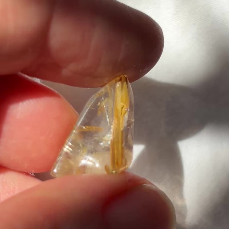 板钛 钛晶 金发晶 顺髪 猫眼 天然水晶 冰透 摆设 水晶原矿 原石 - 摆饰 - 水晶 金色