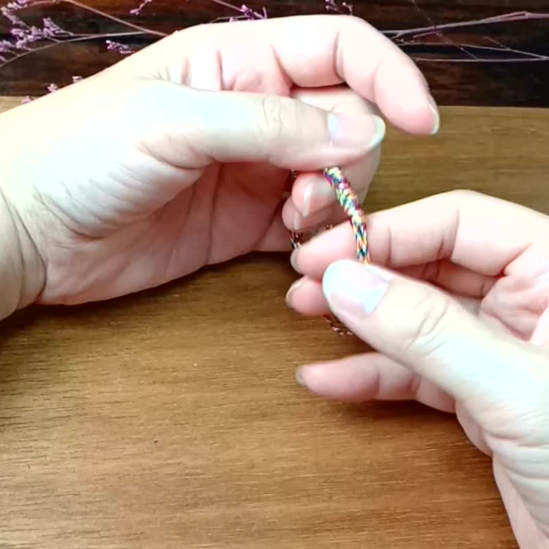 编织设计手链 五色线+缅甸玉+木头 /祈福/五行好运到/随机出货 - 手链/手环 - 玉石 多色
