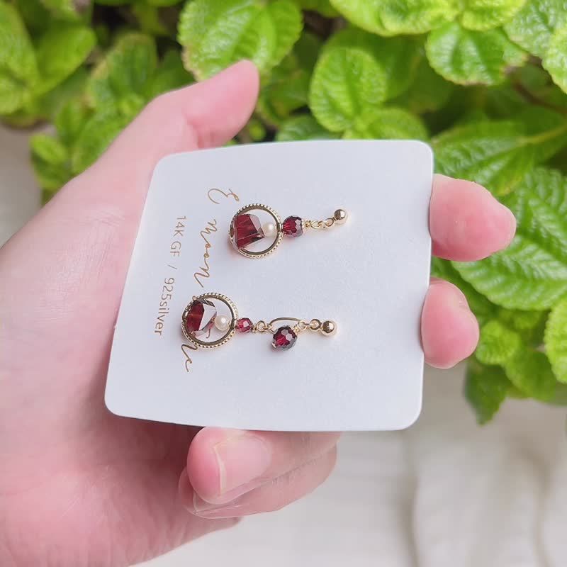 轻珠宝随意角形酒红石榴石 不对称耳环水晶 - 耳环/耳夹 - 水晶 红色