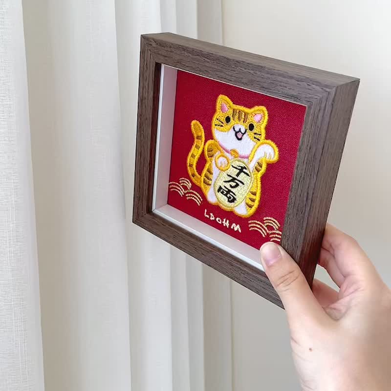 【招财猫】棕纹橘猫 刺绣画|实木|招财纳福 财源广进 - 画框/相框 - 棉．麻 橘色