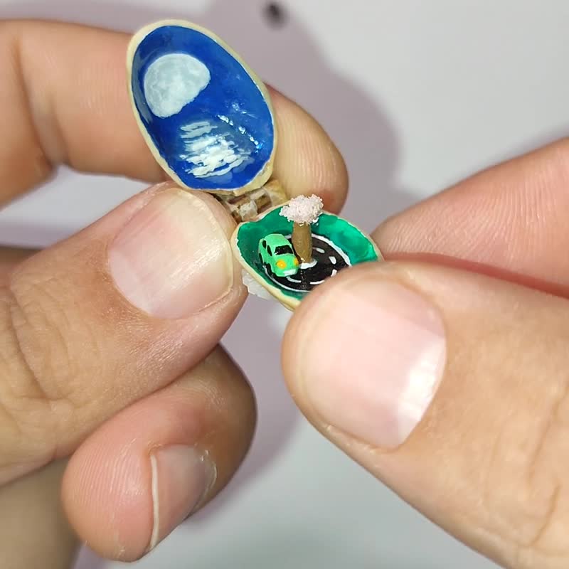 机械式缩小开心果：蓝色小车与月光。西班牙手工制作。 - 其他 - 贝壳 多色