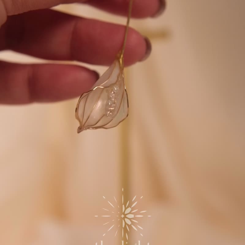 绽放之时 /  蕴光马蹄莲.海芋 / 手工原创设计不对称.垂坠耳环 - 耳环/耳夹 - 树脂 透明