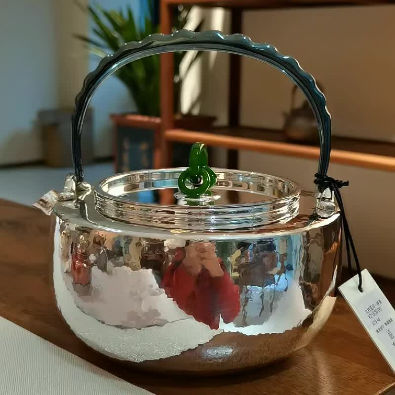足銀純手工銀壺 玉鈕平領一張打銀壺 燒水銀壺 1100cc - 茶具/茶杯 - 纯银 