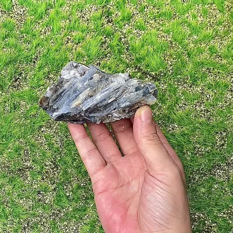 手串充电站-天然原矿蓝晶石共生石榴石及金云母 养水晶 沟通 疗愈 - 摆饰 - 水晶 多色