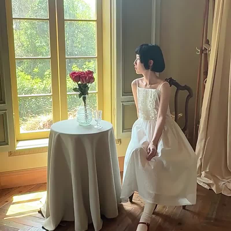 白色 柔霧花園吊帶洋裝 復古風琴刺繡細肩帶連身長裙 - 洋装/连衣裙 - 棉．麻 白色