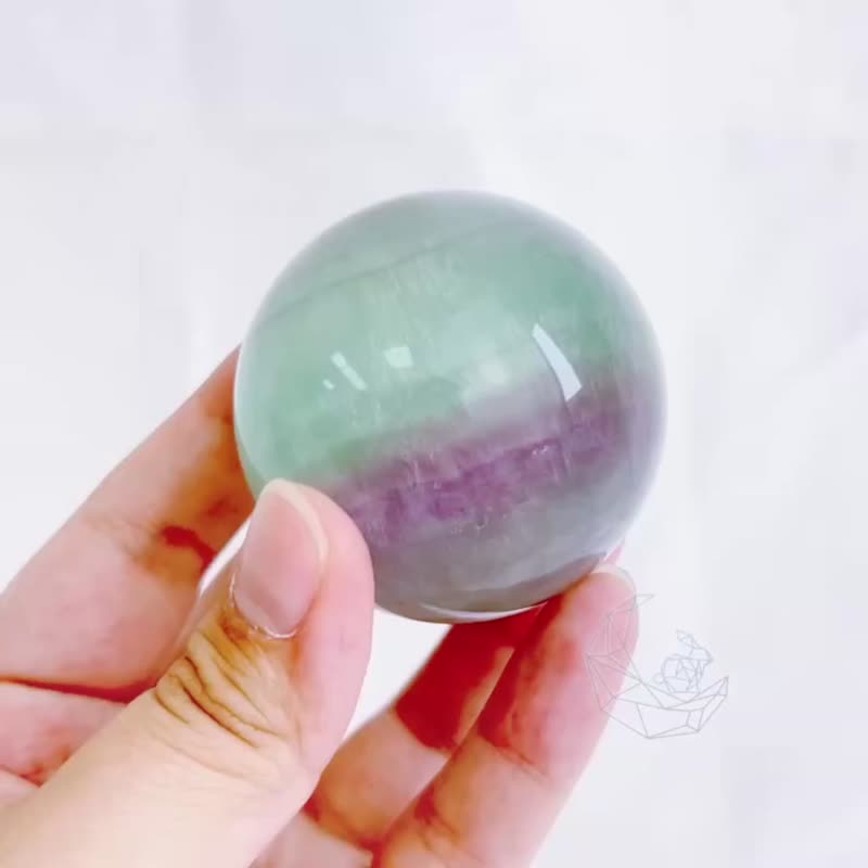 萤石球 4.9cm 环状千层 细闪 星空光 丝质 桃红柳绿 紫萤石 绿萤 - 摆饰 - 水晶 多色