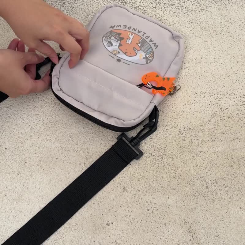 阿暴绑架小七猫 恐龙 防泼 肩背小包 - 侧背包/斜挎包 - 其他材质 卡其色