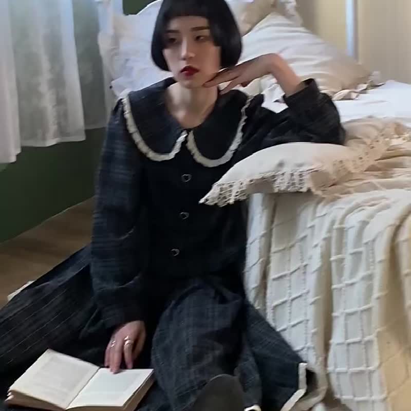 黑灰格紋 復古木耳花邊領長袖兩穿上衣 愛心紐扣燈籠袖襯衫外套 - 女装衬衫 - 聚酯纤维 黑色