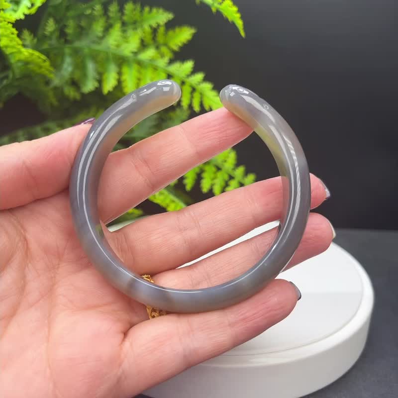 烟灰玛瑙开口手镯 60+MM 冰润起光千层雕刻猫爪玉髓手环 清新百搭 - 手链/手环 - 半宝石 灰色