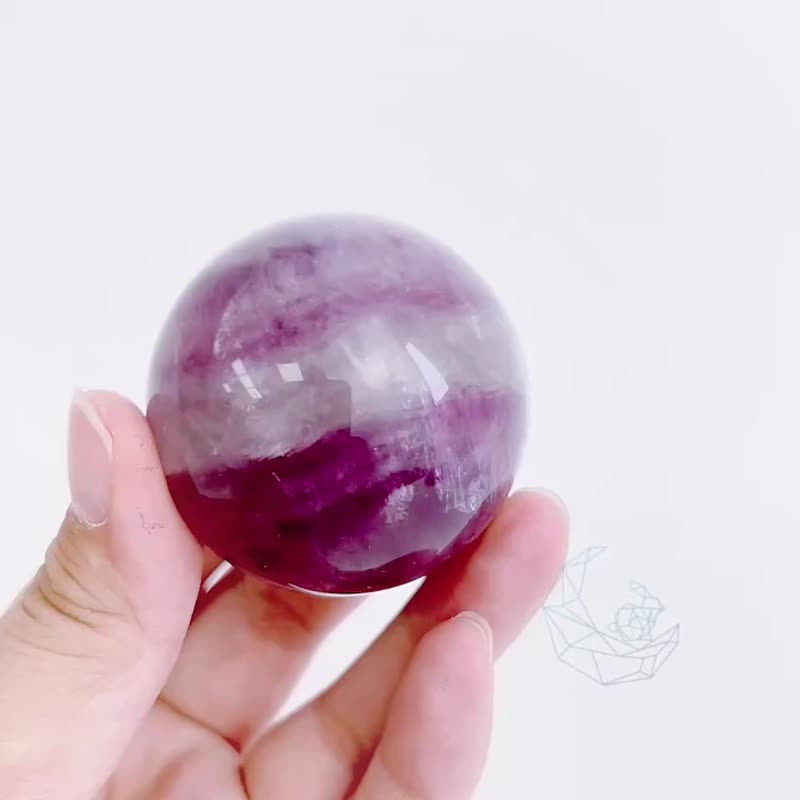 萤石球 4.6cm 粉嫩感 环状千层 落樱纷飞 大片彩虹光 紫萤石 透明 - 摆饰 - 水晶 多色