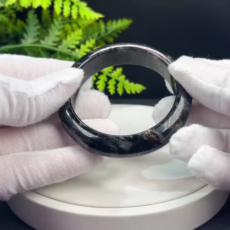 精美 石榴石蓝闪石共生手镯 53+MM 玉化爆晶烟花纹 稳定专注解压 - 手链/手环 - 水晶 