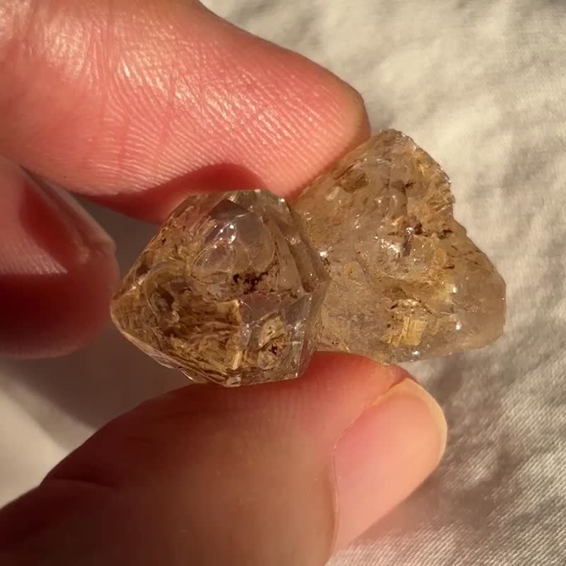 迷你 黄泥骸骨 黄泥 双生 多窗 骨干 闪灵钻 水晶 天然矿物 - 摆饰 - 水晶 金色