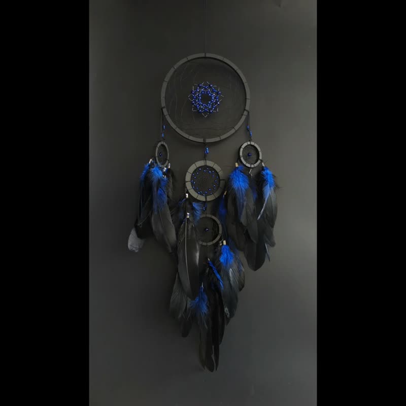 手工制作的黑色捕梦网，配上蓝色羽毛－波西米亚哥德式墙面装饰 - 墙贴/壁贴 - 木头 黑色