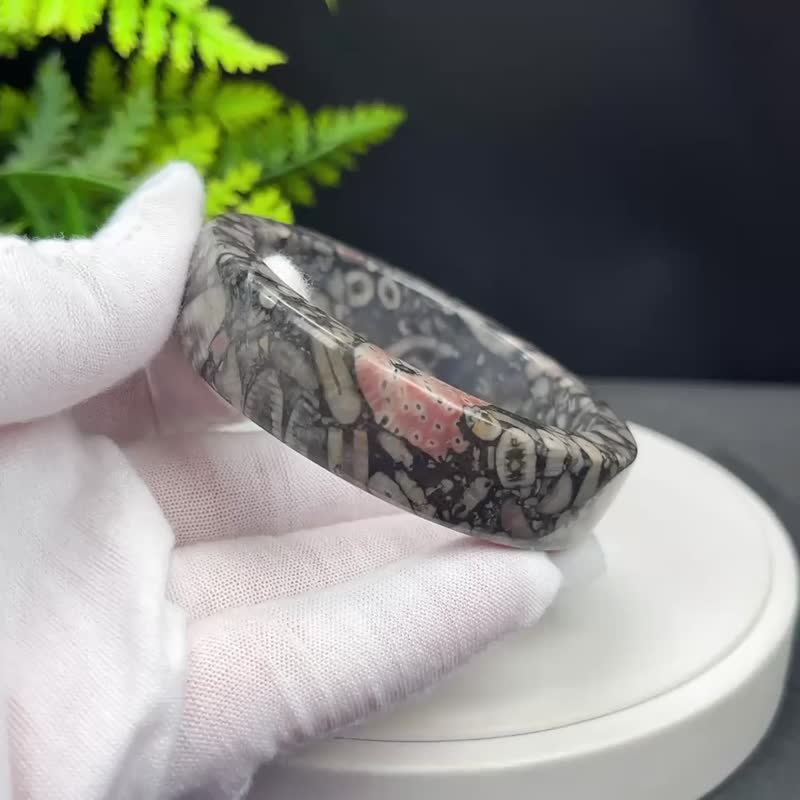 精品 化石海螺手镯 57+MM 斑彩方条复古风 天然意境奇石 沟通成长 - 手链/手环 - 宝石 多色