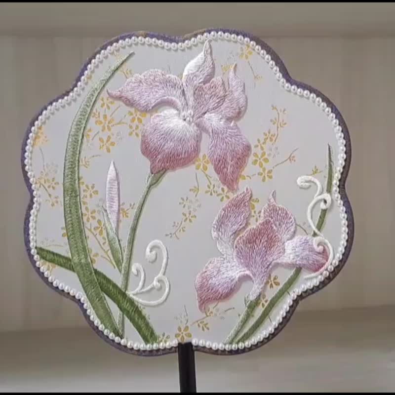 烫金仿刺绣宫扇【浅紫色鸢尾花】~送黑色扇架 - 扇子 - 绣线 紫色