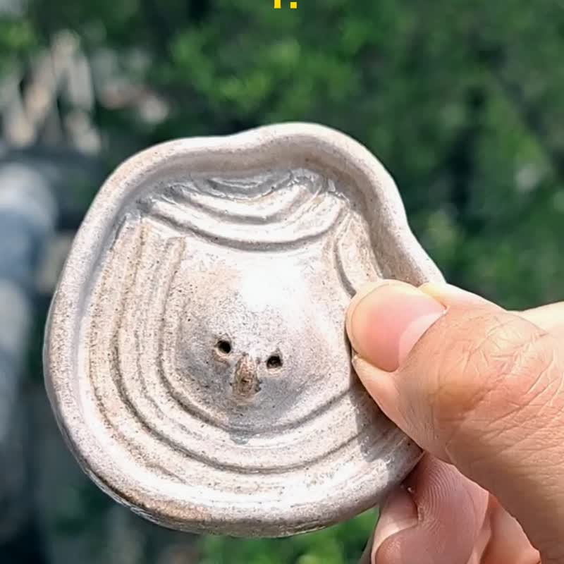 【陶瓷手捏】小碟/置物碟–长鼻子胖胖水中探头酱料碟 - 浅碟/小碟子 - 陶 白色