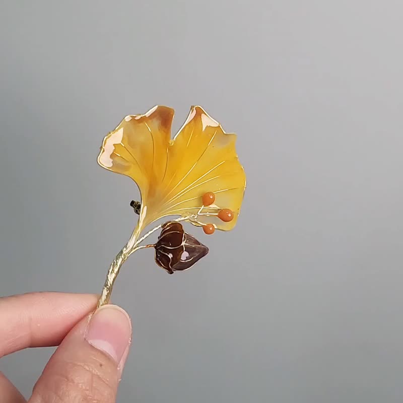 银杏叶。胸针。沾浸艺术花。饰物。生日礼物 - 胸针 - 树脂 黄色