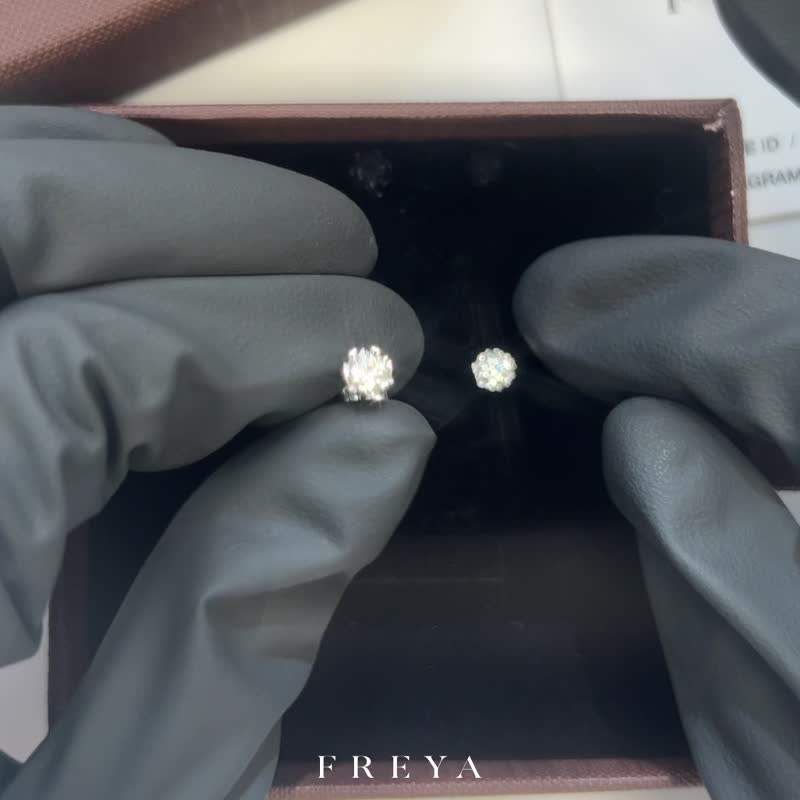 FREYA 50分莫桑花瓣耳钉  925银 - 耳环/耳夹 - 纯银 