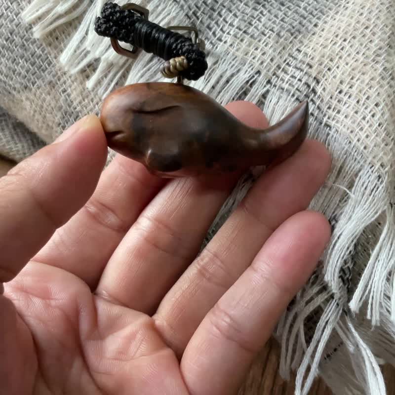 【小鲸】台湾肖楠木吊饰 钥匙圈 背包挂饰 - 钥匙链/钥匙包 - 木头 多色