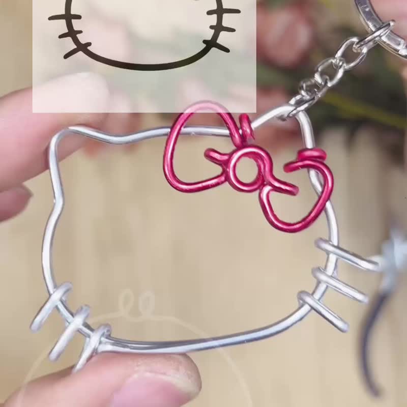 Hello Kitty 铝线折字手作框 - 艺术家邓嘉铭 (可客製中英文) - 钥匙链/钥匙包 - 其他金属 多色