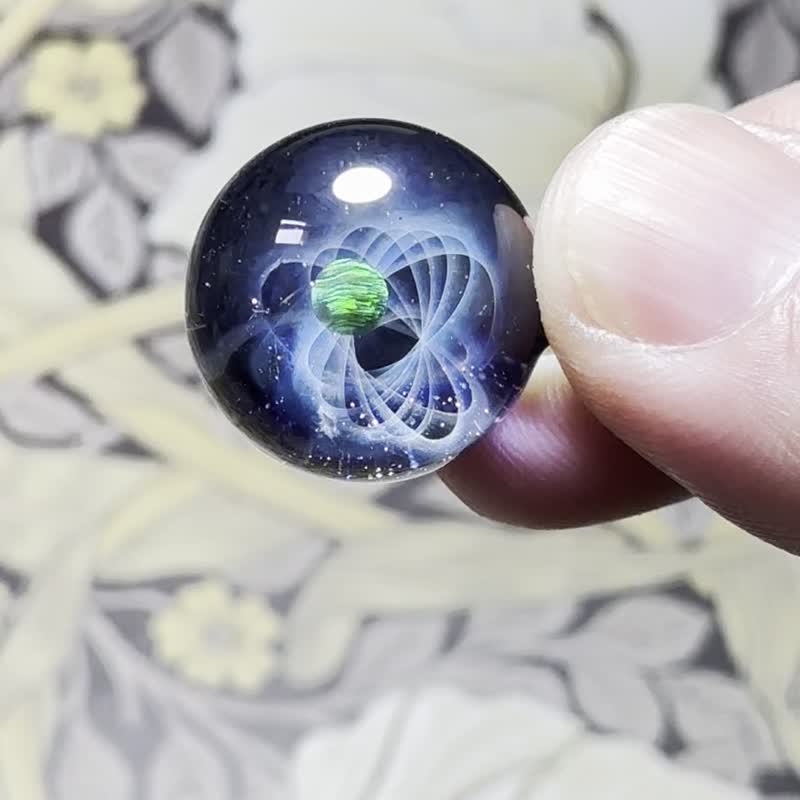 星辰轨迹玻璃宇宙吊坠 / 蛋白石行星 - 项链 - 玻璃 蓝色