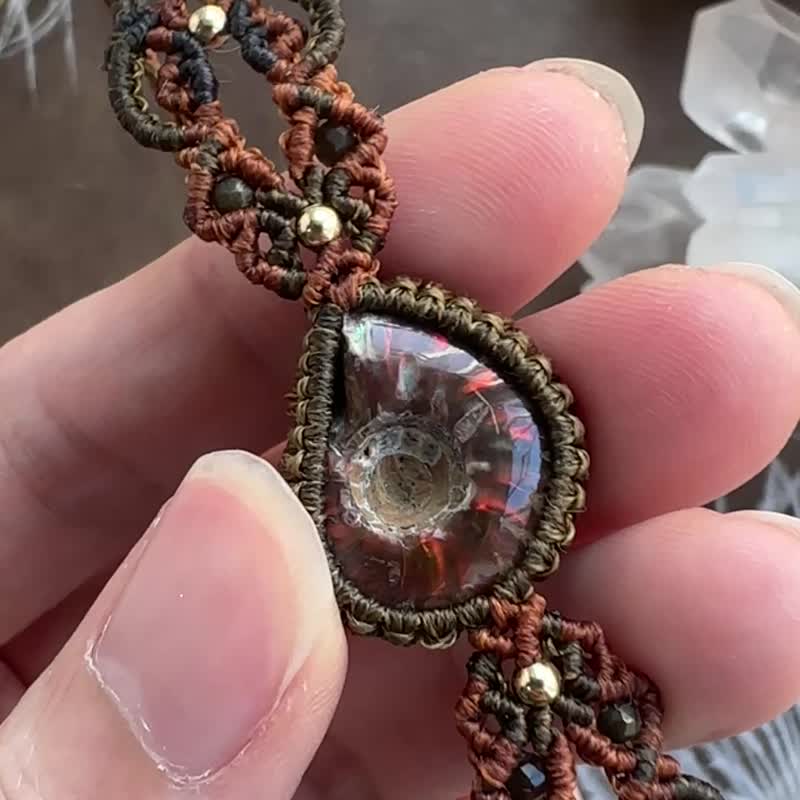 H362 民族风 蜡线编织 菊石 (ammonite)化石 铜珠手环 (可调长度) - 手链/手环 - 宝石 咖啡色