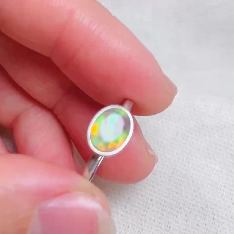 极简俐落 简单镶边白欧泊戒指 / 蛋白石 / 925纯银 / Opal - 戒指 - 宝石 绿色