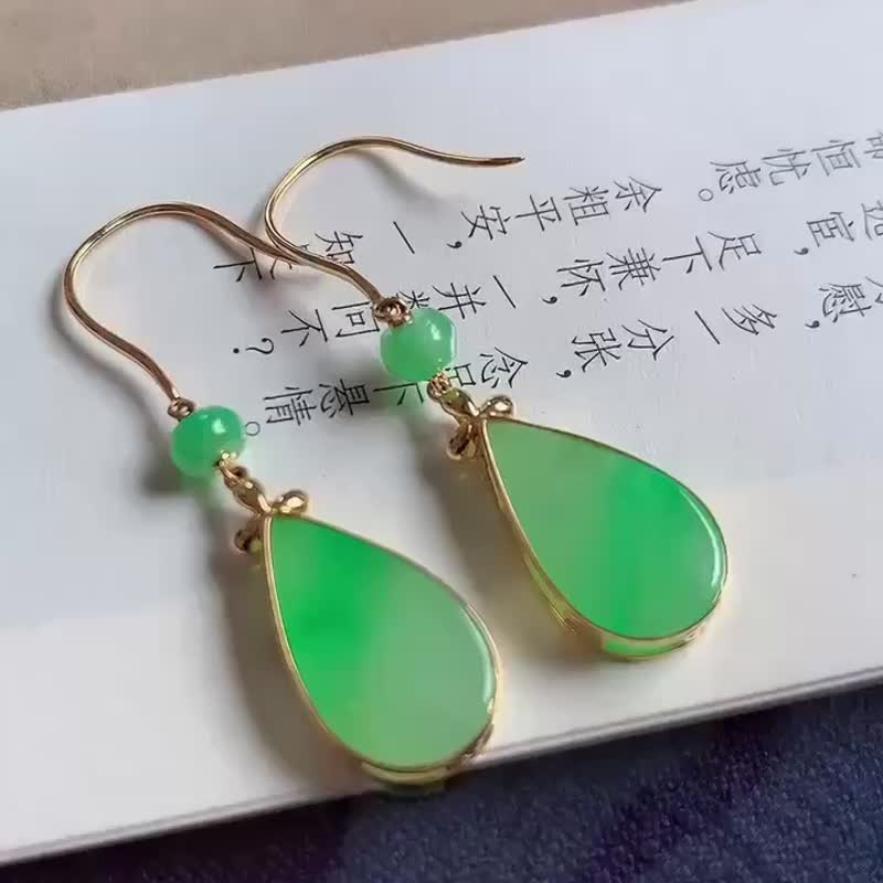 冰种翡翠 天然翡翠 A玉 耳坠 耳钉 • 18k金琵琶圆珠翡翠耳环 - 耳环/耳夹 - 玉石 绿色