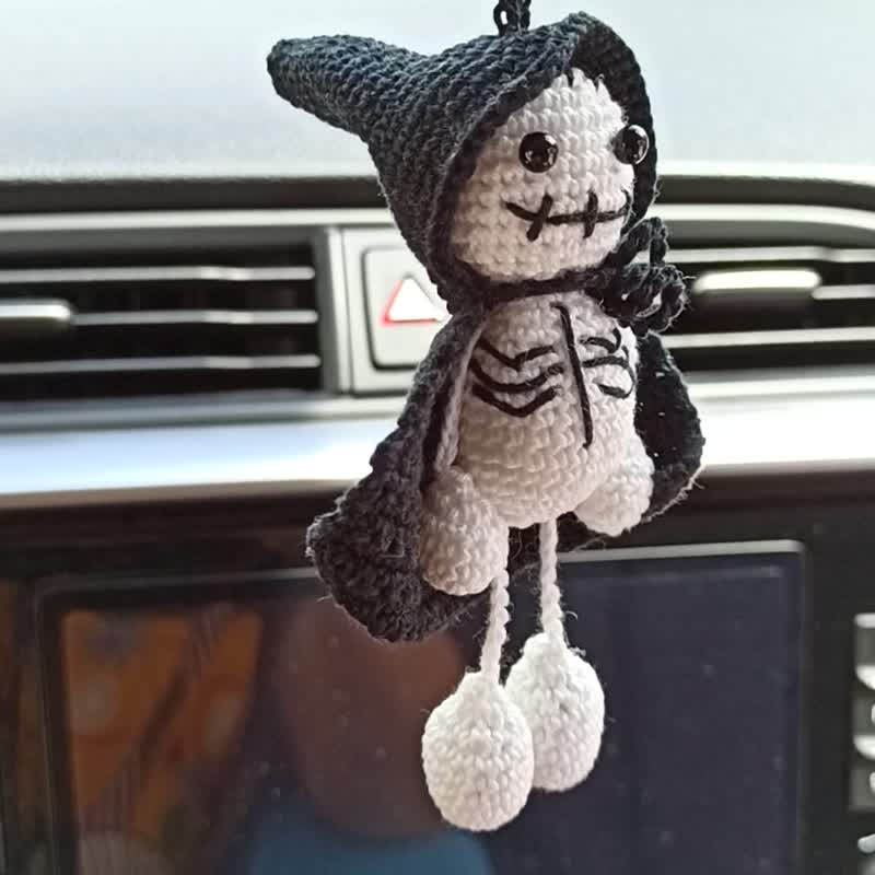 Crochet car hanging doll skeleton, Halloween gift, car decor for Halloween - 钥匙链/钥匙包 - 棉 黑色