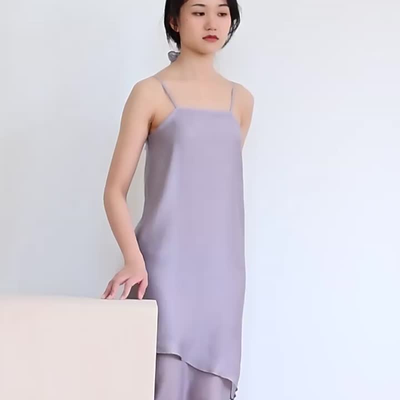 黑色 2色 浪的起伏不定 细肩带双层洋装 肌理天丝吊带连身裙 - 洋装/连衣裙 - 其他人造纤维 黑色