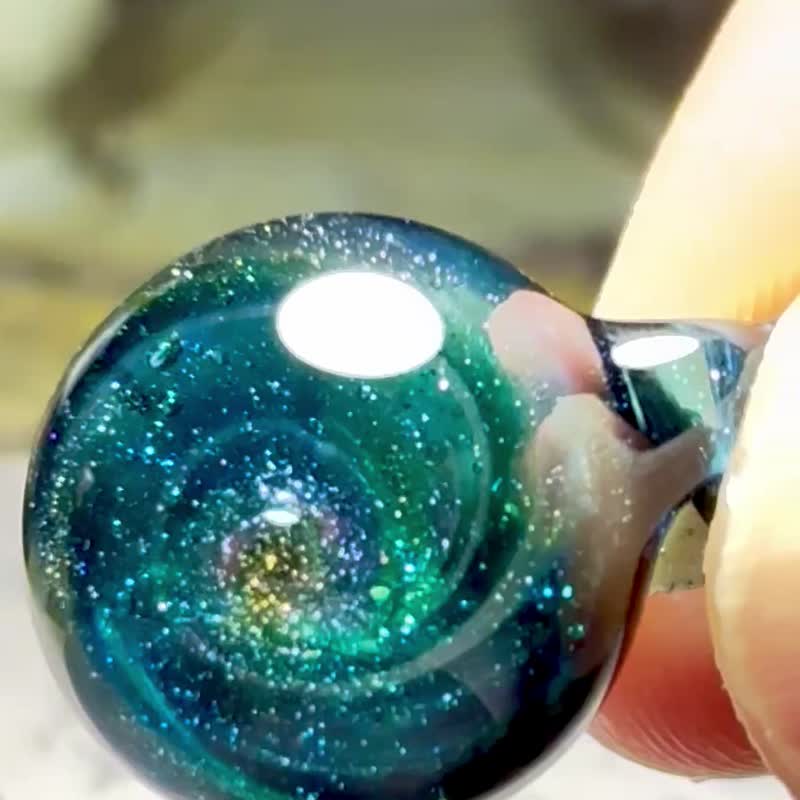 闪耀的银河太空玻璃吊坠 - 项链 - 玻璃 蓝色