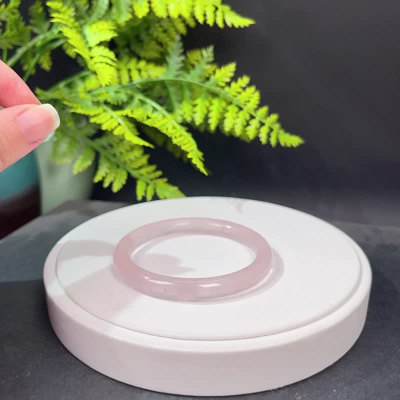 莫桑比克粉晶手镯55MM 冰透玫瑰芙蓉冰飘闪片浅粉水晶手环 称肤色 - 手链/手环 - 水晶 粉红色
