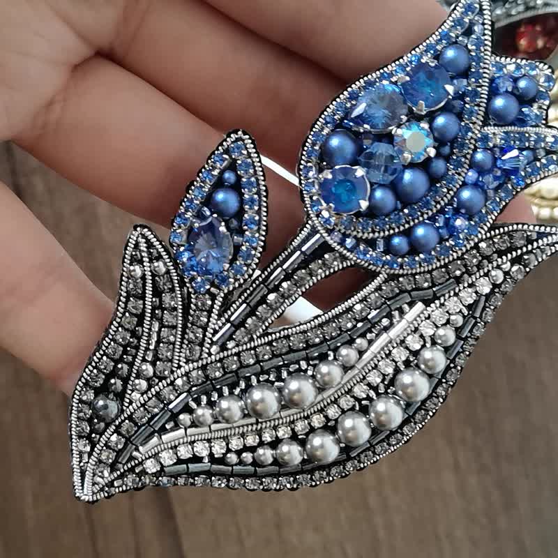 Tulip flower jewelry brooch beaded, blue flower - 胸针 - 玻璃 蓝色
