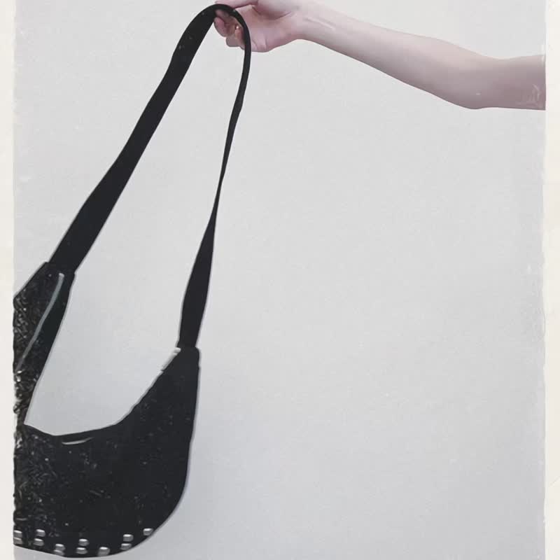 LARGE STUDDED DENIM HOBO BAG 黑色牛仔布铆钉流浪漂流人包 - 侧背包/斜挎包 - 棉．麻 黑色