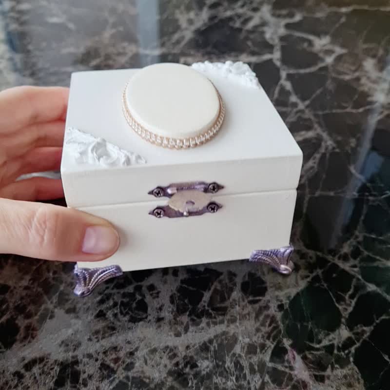Ornate jewelry box White trinket box with lid Painted jewelry box Ring box - 收纳用品 - 木头 白色
