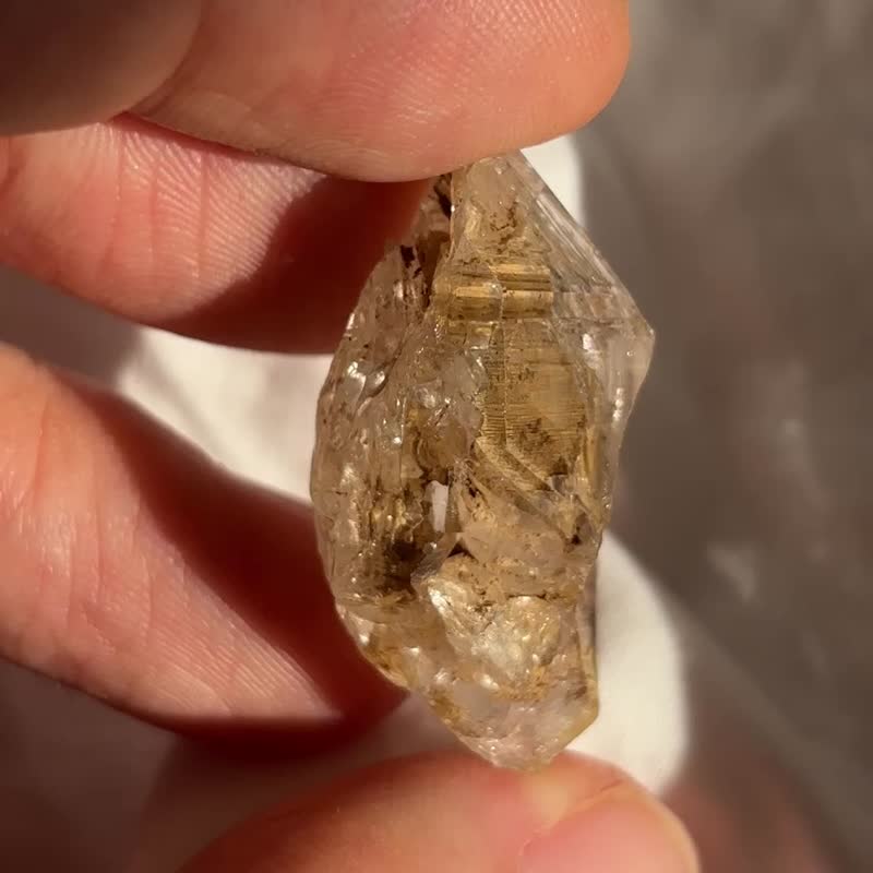 黄泥骸骨 多泥 骨干 闪灵钻 水晶 天然矿物晶 矿石标本 矿标 原石 - 摆饰 - 水晶 金色