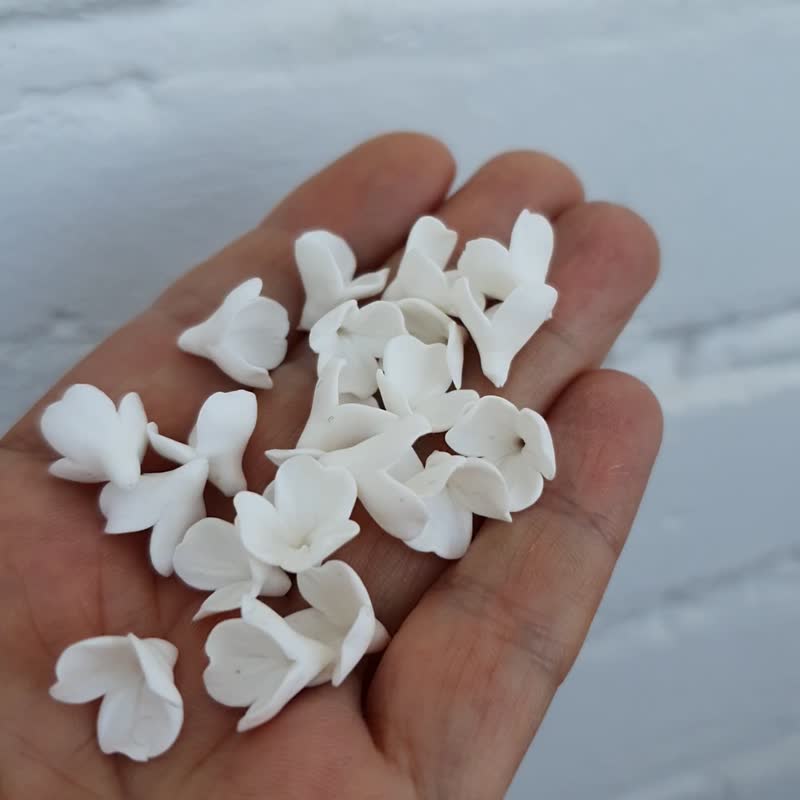 White flowers beads with three petals 1,5 cm, Floral beads Supplies, Beads clay - 零件/散装材料/工具 - 塑料 白色