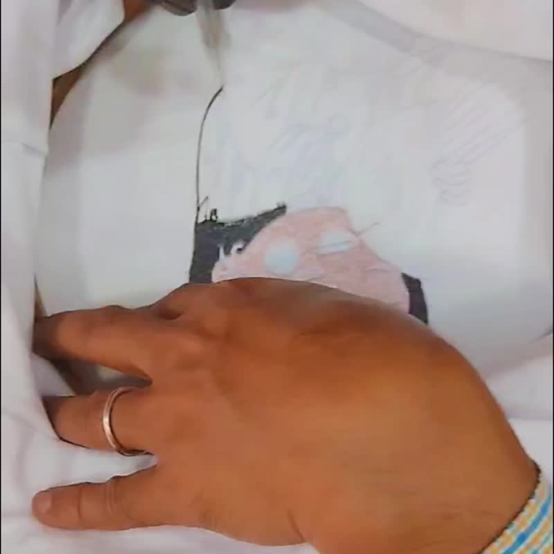 【客製化 】Q 版人像似顏繪刺繡純棉T恤  職人手工推繡  閨蜜情侶 - 女装 T 恤 - 棉 