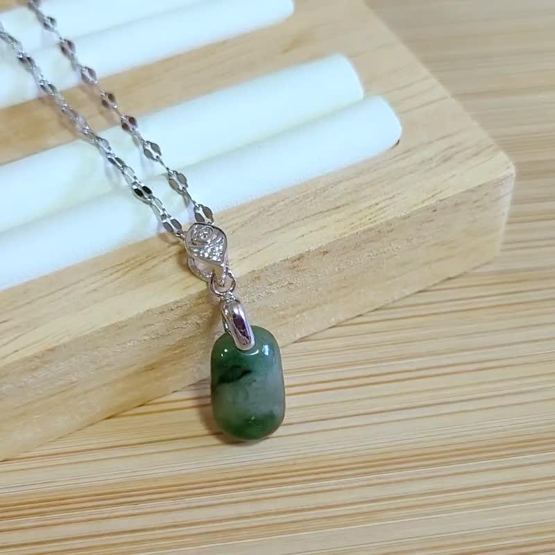 亲翠 天然翡翠 冰帅气辣绿飘花手磨无事牌纯银锁骨链 - 项链 - 玉石 绿色