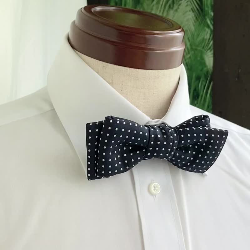 BOWTIE SPECIMENS: Crossed bowknot Square end – 深蓝配银色圆 - 领结/领巾 - 丝．绢 蓝色